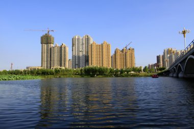 Göl kenarındaki bir park inşa