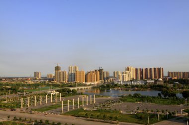 Şehir mimarisi manzara mavi gökyüzünün altında