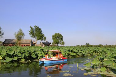 yavaş yavaş su, bir parkta sürüş keyfi tekne