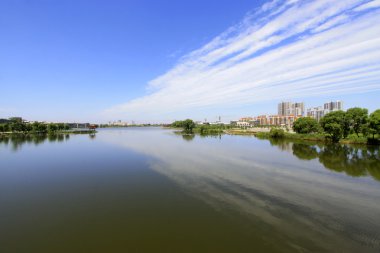 geniş su yüzeyi ve binalar 