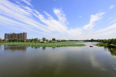 geniş su yüzeyi ve binalar 