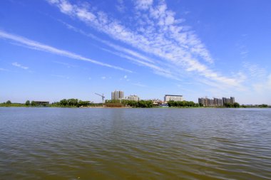 geniş su yüzeyi ve binalar 