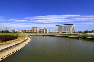 geniş su yüzey ve yüksek binaların 