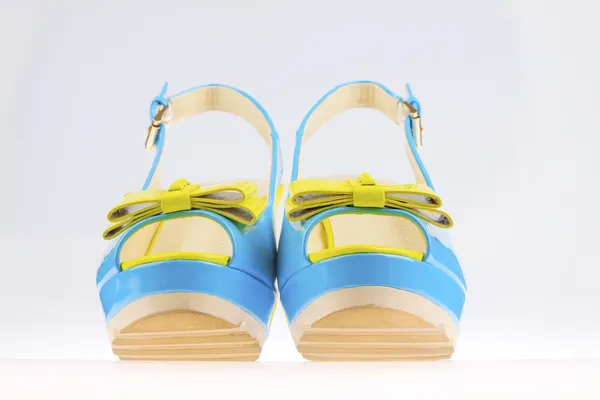 Красивые женские сандалии на высоком каблуке — стоковое фото