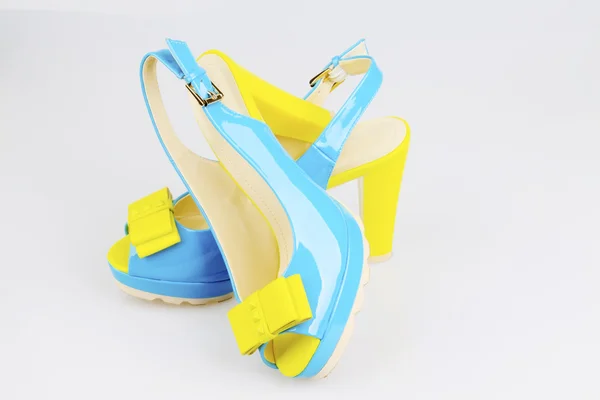 Vackra kvinnors högklackade färg sandaler — Stockfoto