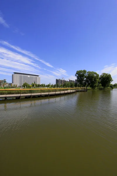 Breite Wasseroberfläche und Gebäude — Stockfoto