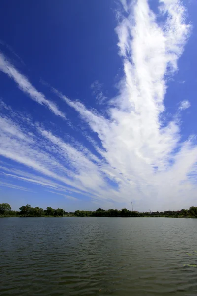 Amplia superficie de agua y edificios — Foto de Stock