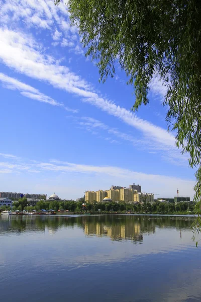 Breite Wasseroberfläche und Hochhäuser — Stockfoto