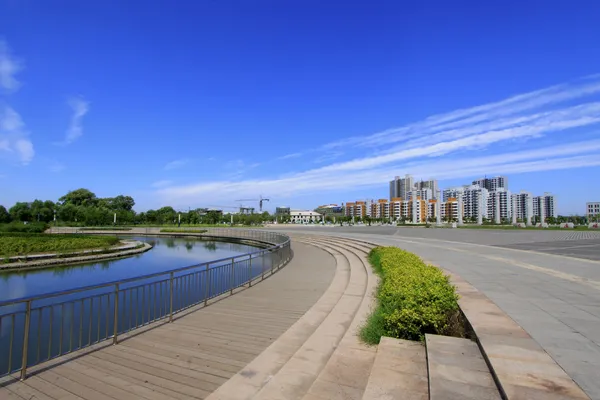 Amplia superficie de agua y edificios de gran altura —  Fotos de Stock