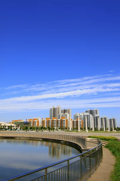 Grande surface d'eau et immeubles de grande hauteur — Photo