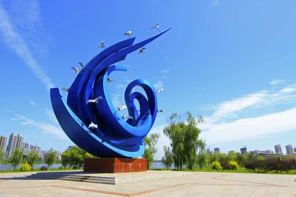 Escultura azul en un cuadrado — Foto de Stock