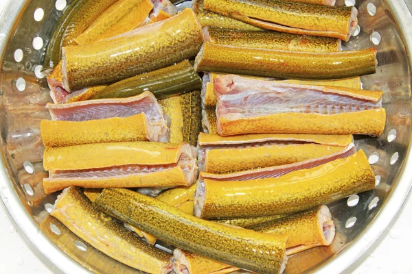 sırt yüzgeçsiz yılan balığı bölümünde yemek için hazır