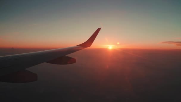 Παράθυρο επιβατών εμπορικών αεροσκαφών κατά τη δύση του ηλίου — Αρχείο Βίντεο