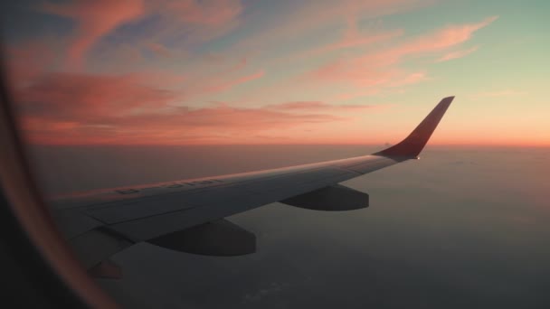Vista de la ventana de pasajeros de aviones comerciales al atardecer — Vídeos de Stock