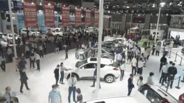 XIAN, Çin - OCT 01, 2021: Xian Uluslararası Otomobil Fuarı, COVID-19 sırasında herkes maske takıyordu.