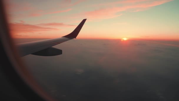 Пассажирское окно коммерческого самолета на закате — стоковое видео