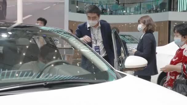 XIAN, CHINA - OCT 01, 2021: Xian International Auto Show, A COVID-19 alatt mindenki maszkot viselt.Kína, Xian. — Stock videók