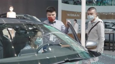 XIAN, Çin - OCT 01, 2021: Xian Uluslararası Otomobil Fuarı, COVID-19 sırasında herkes maske takıyordu..
