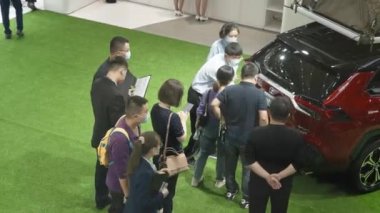 XIAN, Çin - OCT 01, 2021: Xian Uluslararası Otomobil Fuarı, COVID-19 sırasında herkes maske takıyordu..