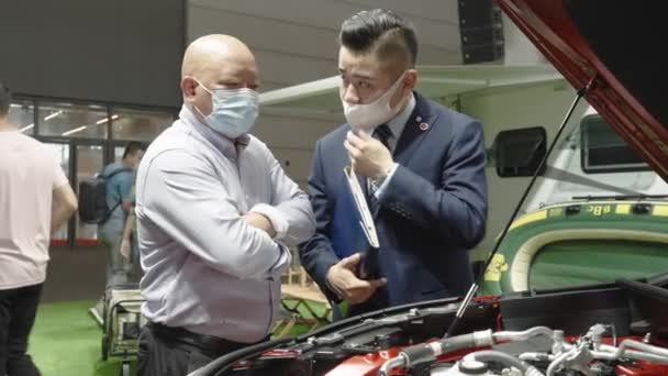 XIAN, CHINA - OCT 01, 2021: Xian International Auto Show, Tijdens de COVID-19 droeg iedereen een masker.. — Stockvideo