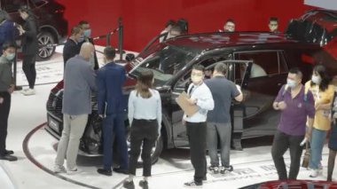 XIAN, Çin - OCT 01, 2021: Xian Uluslararası Otomobil Fuarı, COVID-19 sırasında herkes maske takıyordu..