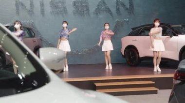 XIAN, Çin - OCT 01, 2021: Xian Uluslararası Otomobil Fuarı, COVID-19 sırasında herkes maske takıyordu..