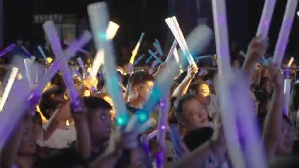XIAN, CHINA - JUL 24, 2021: Вид на концерт вночі.. — стокове відео