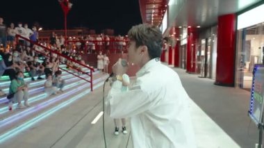 XIAN, Çin - 12. Sezon 2021: Geceleri sokakta şarkı söyleyen şarkıcı. Çin, Xian.