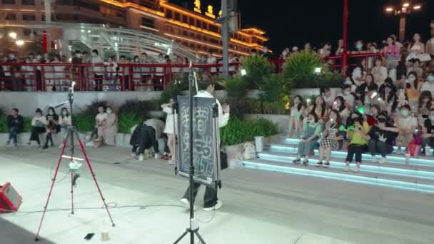 XIAN, CHINA - SEP 12, 2021: Співак співає на вулиці вночі.. — стокове відео