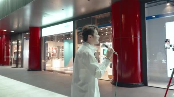 XIAN, CHINA - SEP 12, 2021: Singer singing at street at night .China, Xian. — 비디오