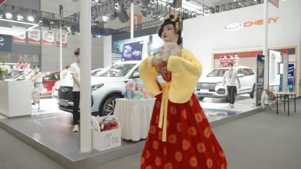 XIAN, CHINE - 01 OCT 2021 : Salon International de l'Auto de Xian, Pendant la COVID-19, tout le monde portait un masque.Chine, Xian. — Video
