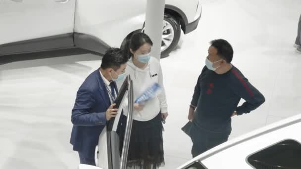 XIAN, CHINA - OCT 01, 2021: Xian International Auto Show, Tijdens de COVID-19 droeg iedereen een masker.. — Stockvideo