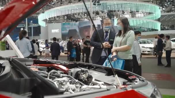 XIAN, CHINA - OCT 01, 2021: Xian International Auto Show, During the COVID-19, everyone wear a mask.China, Xian. — стоковое видео