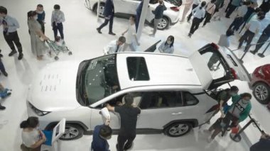 XIAN, Çin - OCT 01, 2021: Xian Uluslararası Otomobil Fuarı, COVID-19 sırasında herkes maske takıyordu..