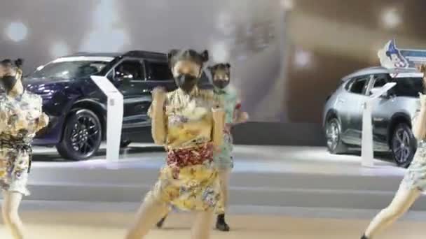 XIAN, CHINA - OCT 01, 2021: Xian International Auto Show, During the COVID-19, everyone wear a mask.China, Xian. — стоковое видео