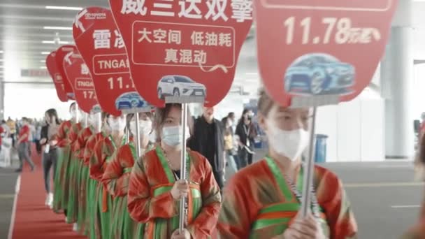 XIAN, Çin - OCT 01, 2021: Xian Uluslararası Otomobil Fuarı, COVID-19 sırasında herkes maske takıyordu.. — Stok video