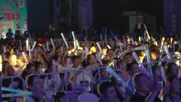 XIAN, CINA - 24 LUGLIO 2021: Veduta del concerto di notte.Cina, Xian. — Video Stock