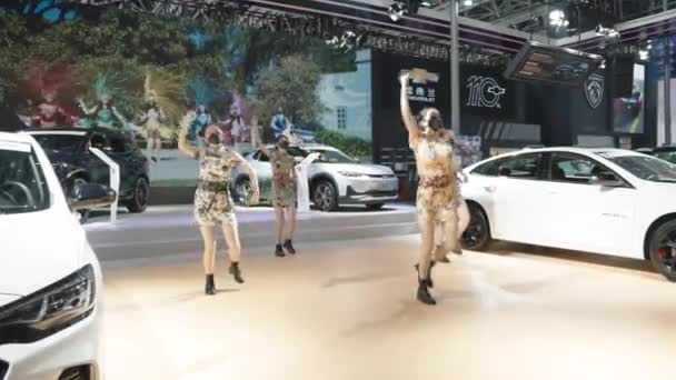 西安,中国- 2021年10月1日:西安国際自動車ショー、 COVID-19中に、誰もがマスクを着用しました。中国、西安. — ストック動画