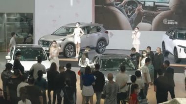 XIAN, Çin - OCT 01, 2021: Xian Uluslararası Otomobil Fuarı, COVID-19 sırasında herkes maske takıyordu..