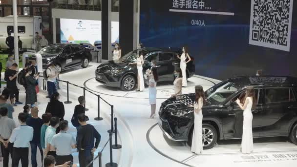 XIAN, CHINA - OCT 01, 2021: Xian International Auto Show, Podczas COVID-19 wszyscy nosili maski.Chiny, Xian. — Wideo stockowe