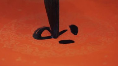 Çinli Kaligraf Bahar Festivali çifti yazıyor. Yüksek kaliteli FullHD görüntüler