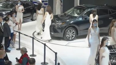 XIAN, Çin - OCT 01, 2021: Xian Uluslararası Otomobil Fuarı, COVID-19 sırasında herkes maske takıyordu.