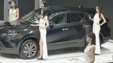 XIAN, Çin - OCT 01, 2021: Xian Uluslararası Otomobil Fuarı, COVID-19 sırasında herkes maske takıyordu.