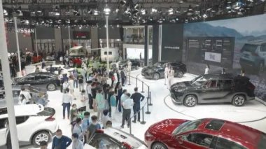 XIAN, Çin - OCT 01, 2021: Xian Uluslararası Otomobil Fuarı, COVID-19 sırasında herkes maske takıyordu.