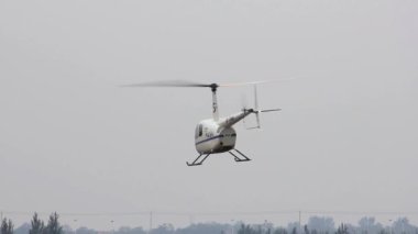 Helikopterler havada uçuyor. Yüksek kaliteli FullHD görüntüler