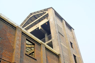 Bir fabrikada terk edilmiş bir bina.