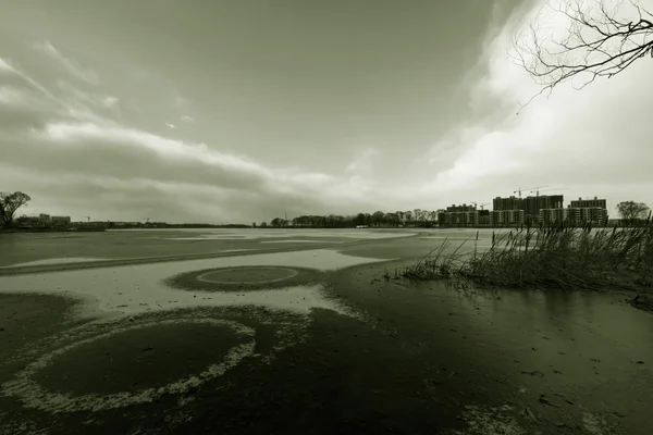 Circulaire patroon op het ijs, in de rivier, de winter — Stockfoto