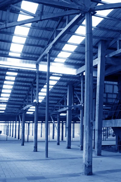 Övergivna lagringsutrymme i en fabrik — Stockfoto