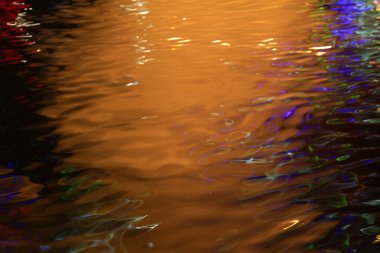 Geceleri yüzey ışık yansıması