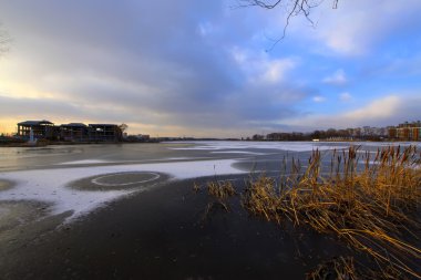 dairesel bir desen nehirde, buz, kış